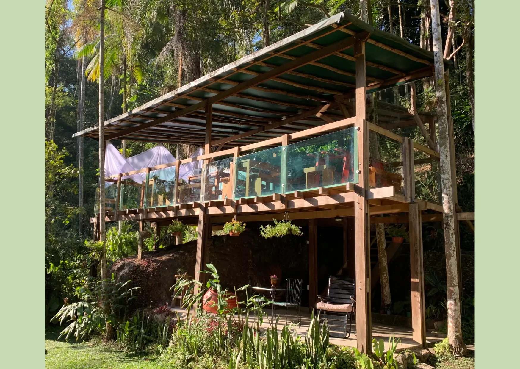 Deck do café da manhã em meio à mata