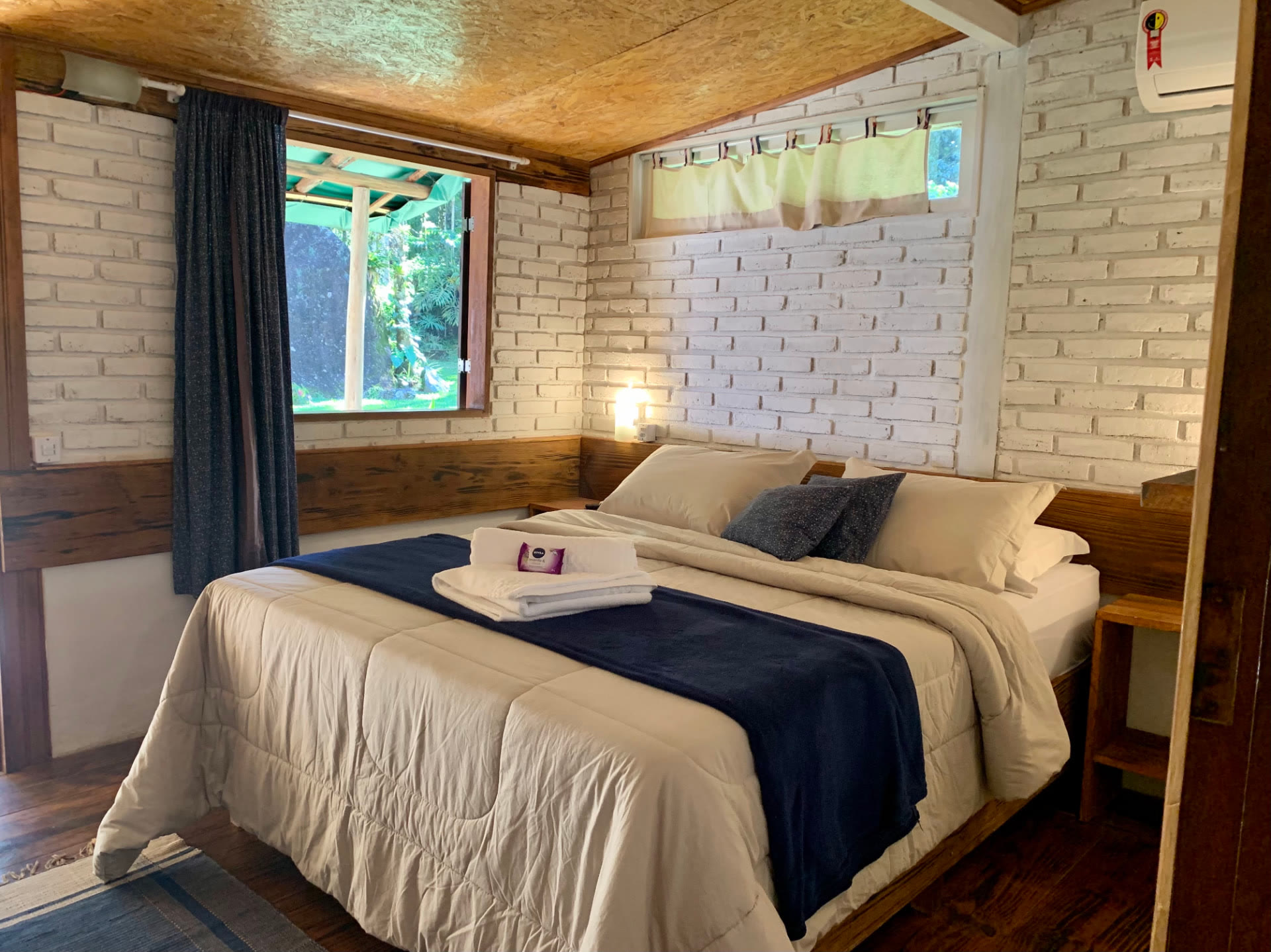 Quarto com parede de tijolinho