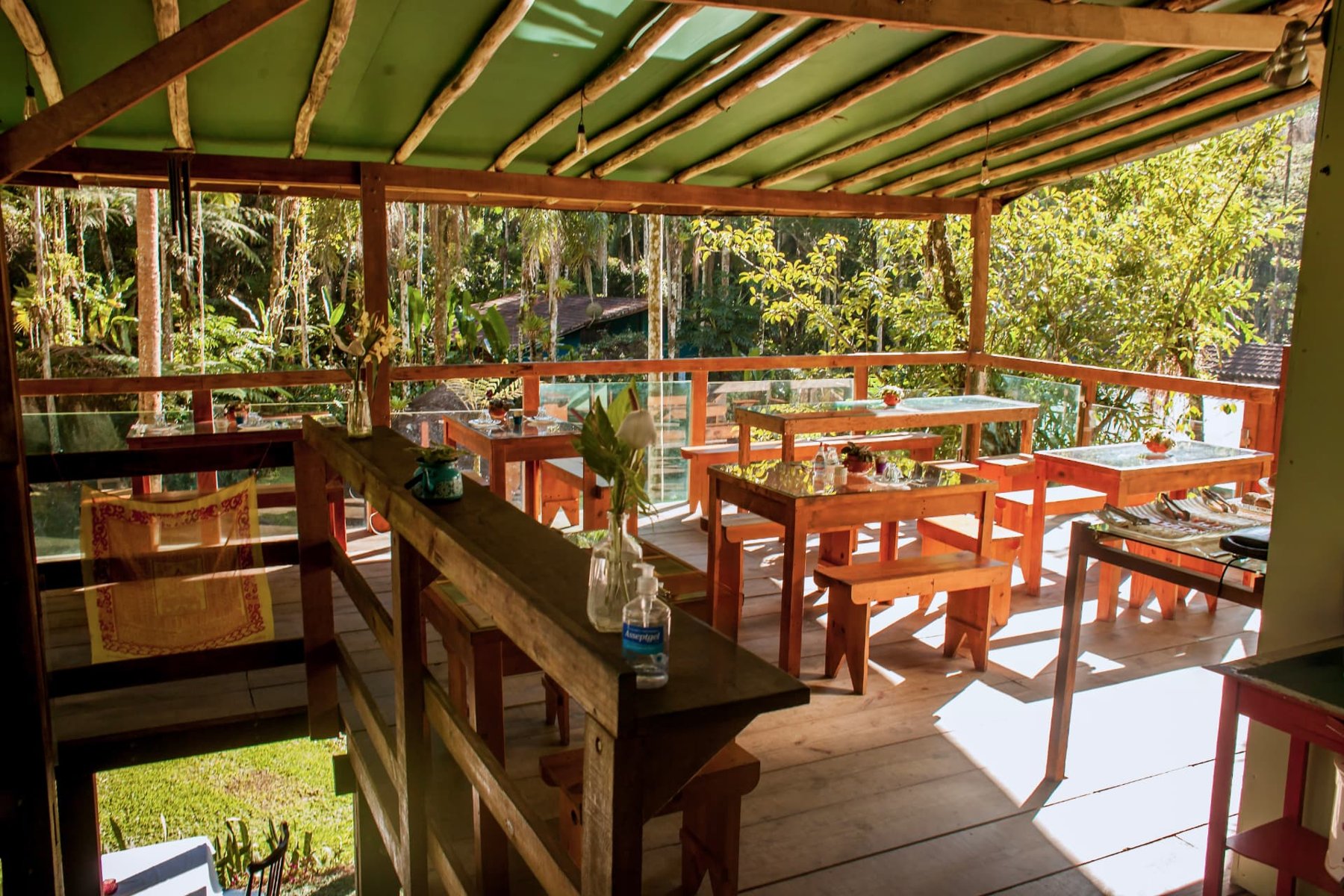 Mesas de madeira no deck do café da manhã