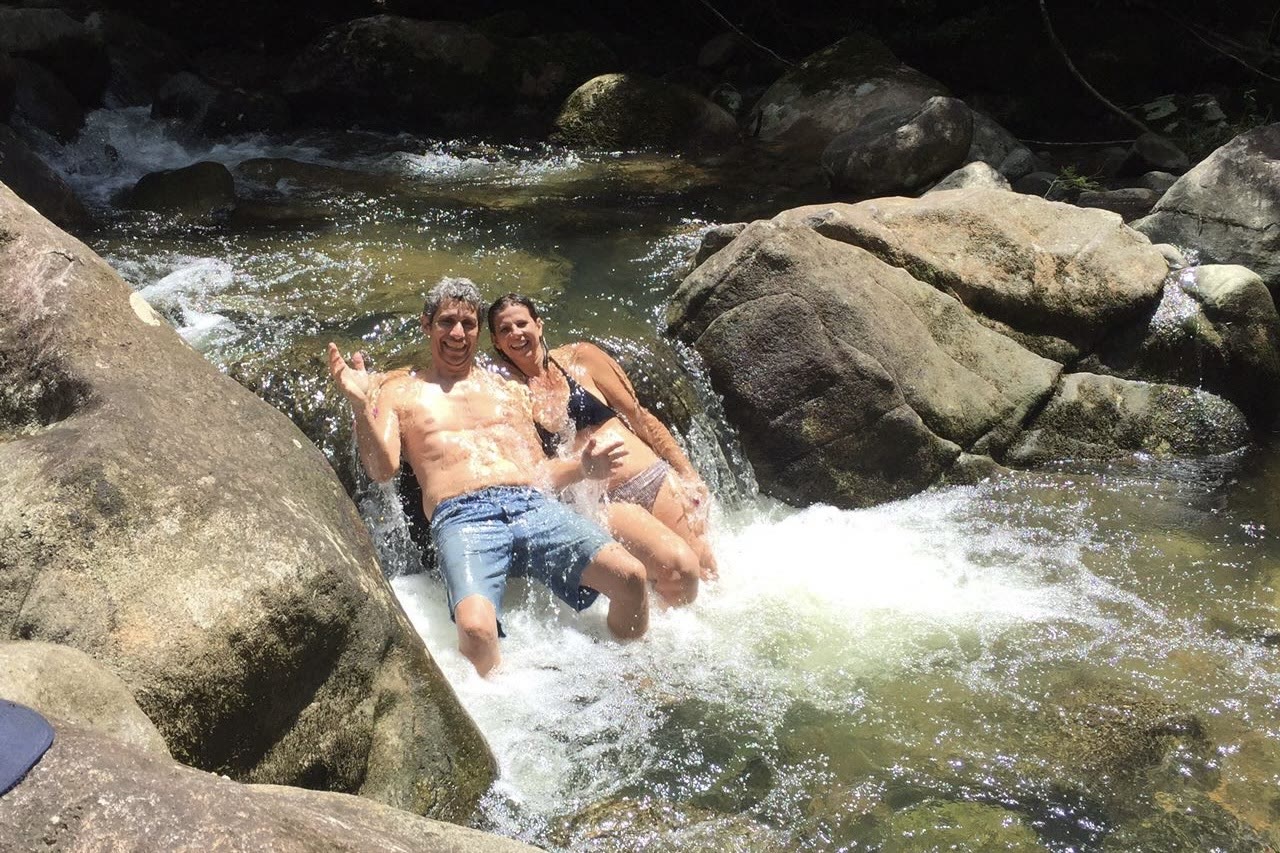 Casal na cachoeira