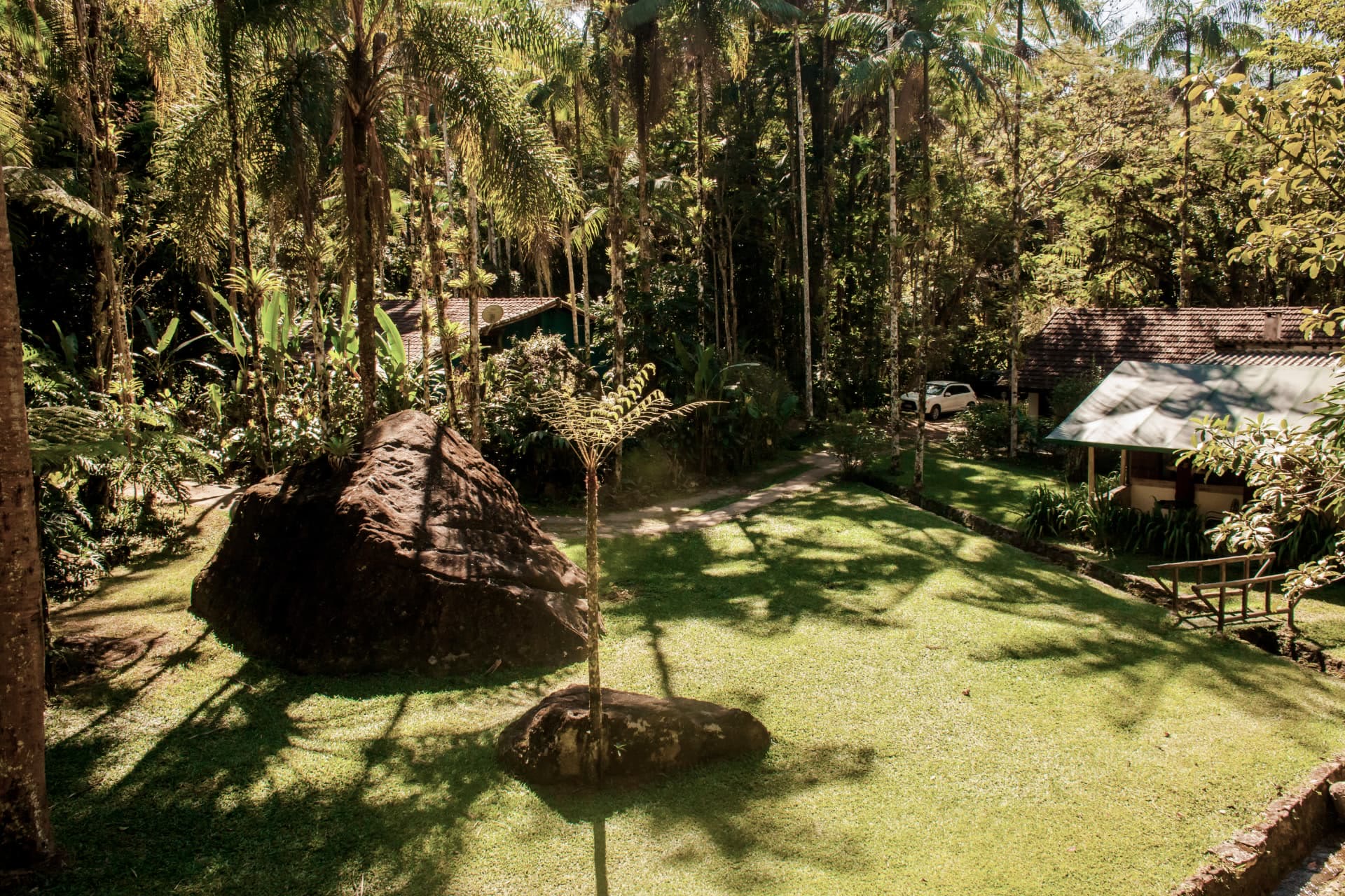 Vista do jardim com pedras e chalés