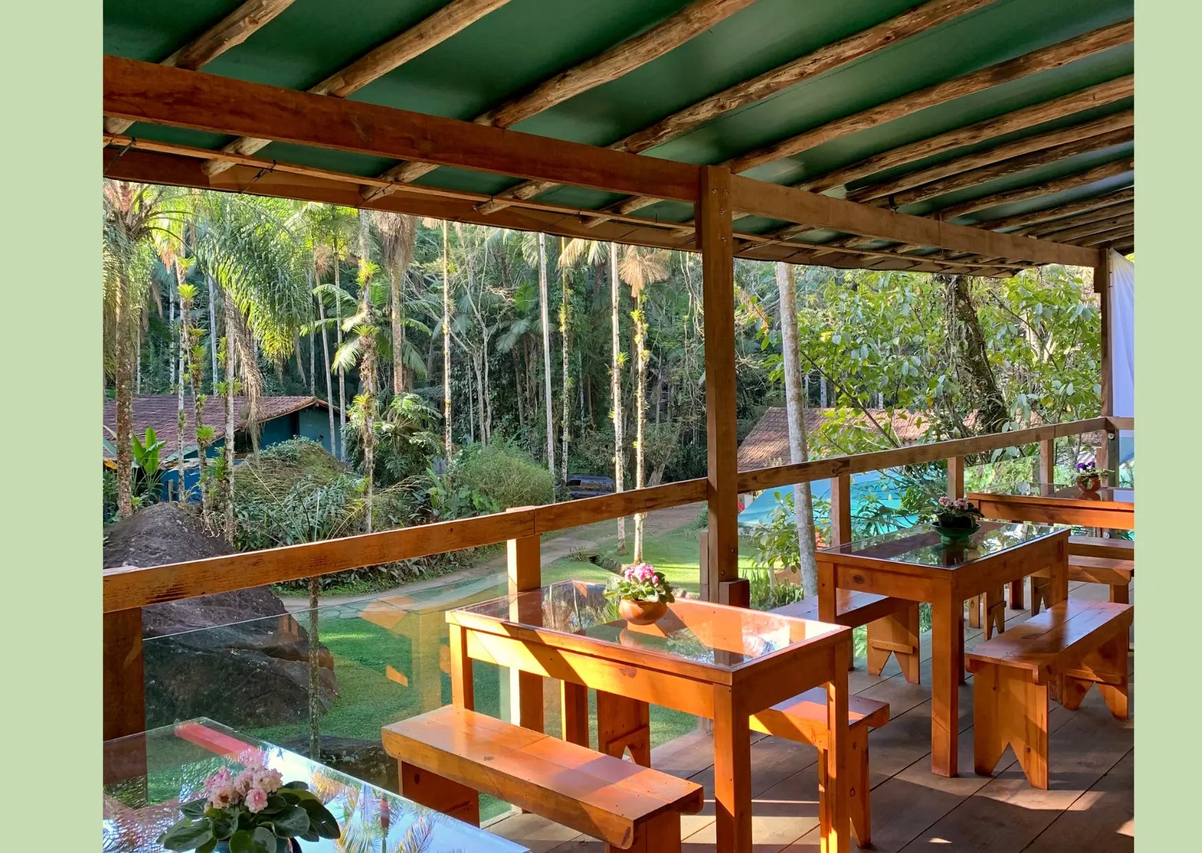 Vista do deck do café da manhã para o jardim
