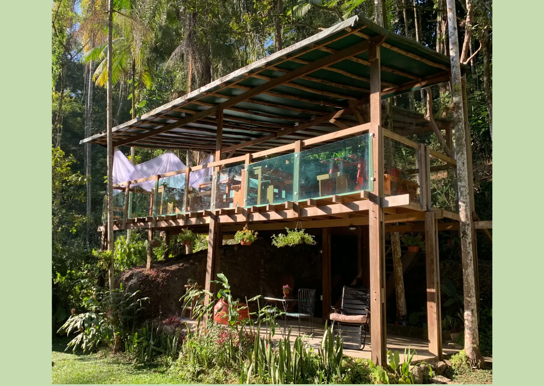 Deck suspenso em meio à mata